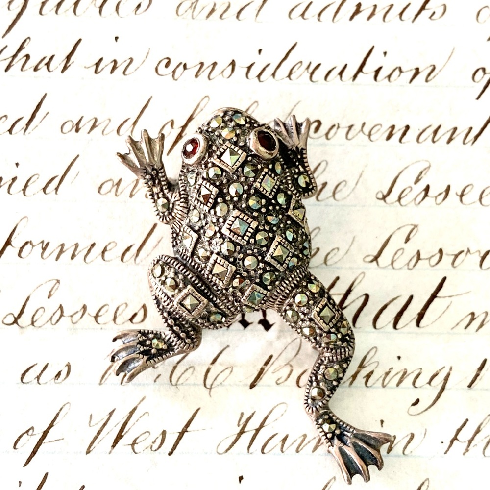 Beautiful Sterling Silver Frog Pin with Red Stone Eyes stamped 925